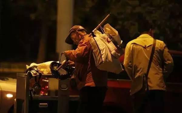 含著淚看完的！一位拾荒老人，溫暖了整個(gè)人間